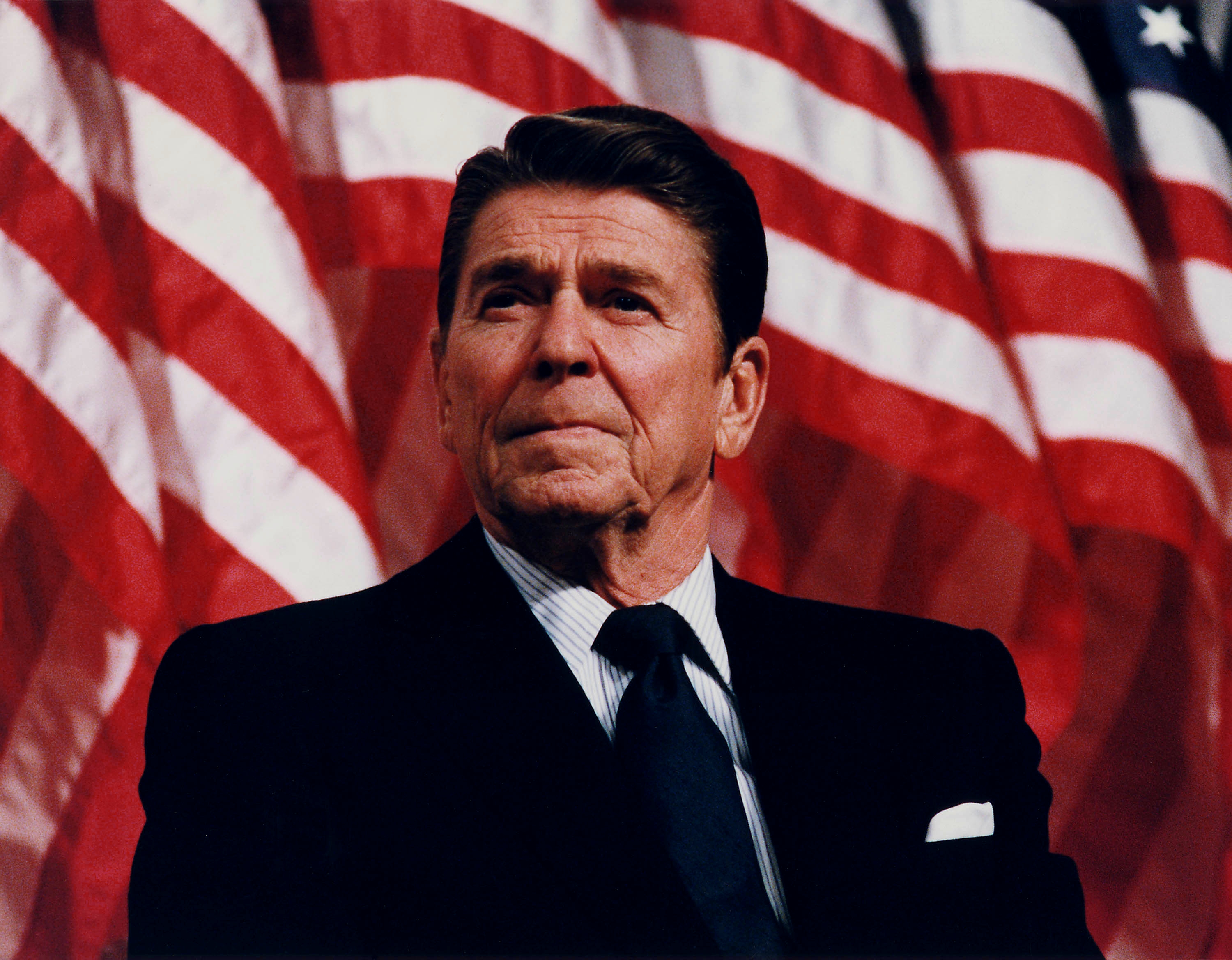 https://upload.wikimedia.org/wikipedia/commons/1/16/President_Reagan_speaking_in_Minneapolis_1982.jpg